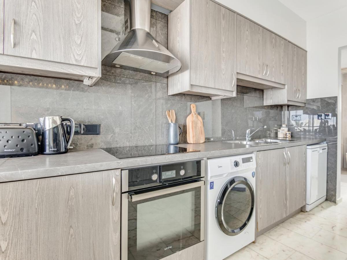 Sanders Coral Court Penthouse - Cute 3-Bedroom Apartment With Balcony Limassol Exteriör bild